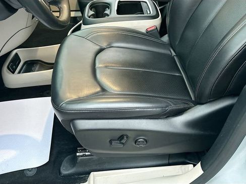 Used 2023 Chrysler Pacifica Touring-L image 19