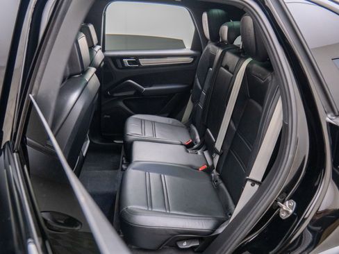 Certified 2023 Porsche Cayenne Platinum Edition image 17