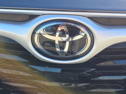 Used 2021 Toyota Highlander XLE image 3