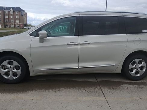 Used 2017 Chrysler Pacifica Touring-L Plus FWD image 2
