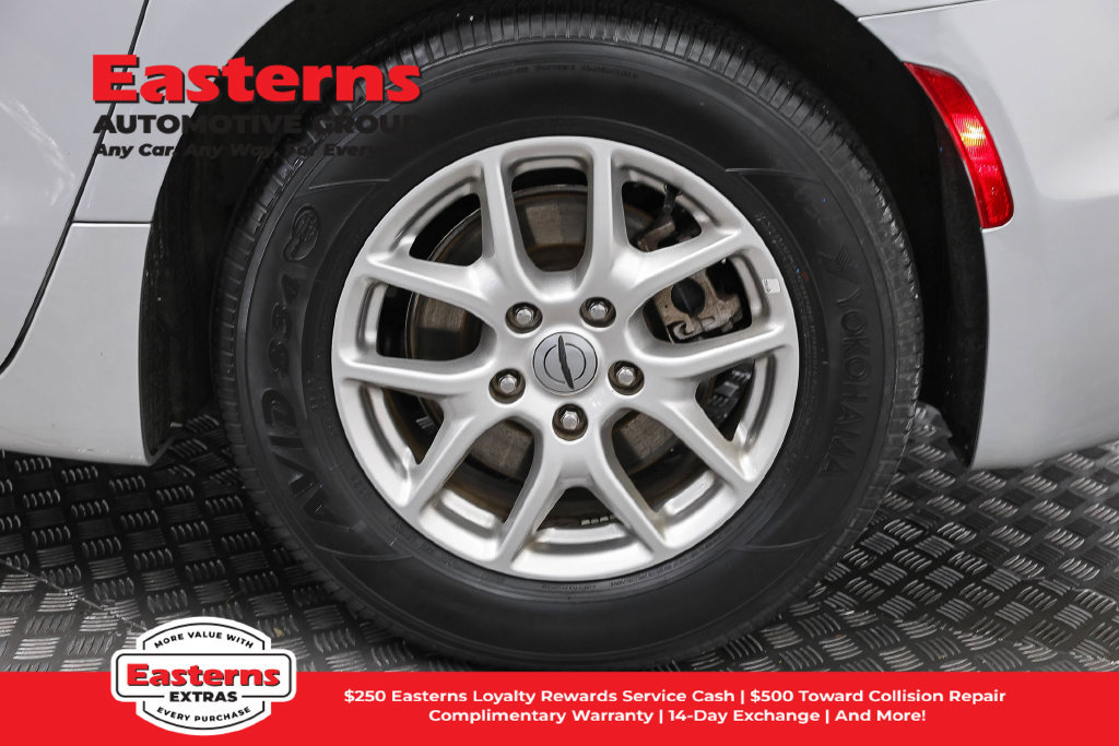 Used 2024 Chrysler Pacifica Touring-L FWD image 33