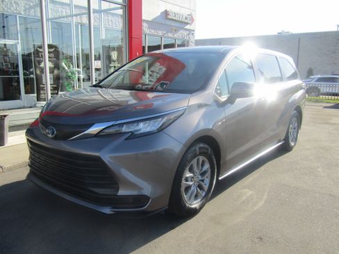 Used 2022 Toyota Sienna LE FWD image 2
