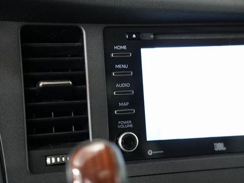 Used 2019 Toyota Sienna Limited Premium image 25