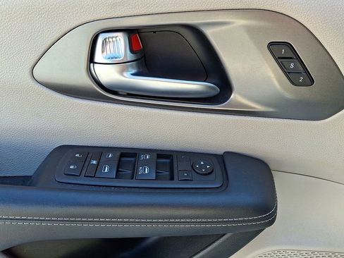 Used 2023 Chrysler Pacifica Touring-L FWD image 17