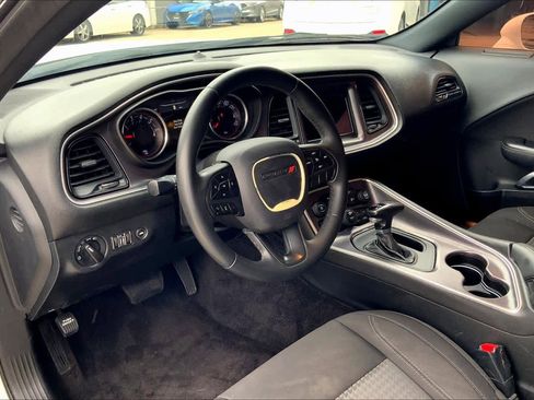 Used 2018 Dodge Challenger SXT image 15