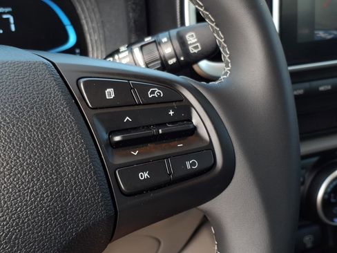 Certified 2025 Hyundai Venue SEL FWD image 27