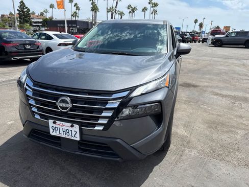 Used 2025 Nissan Rogue SV FWD image 2