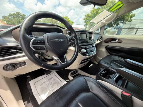Used 2017 Chrysler Pacifica Touring-L FWD image 15