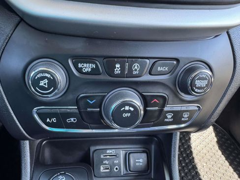 Used 2018 Jeep Cherokee Latitude Plus w/ Cold Weather Group AWD/4WD image 34