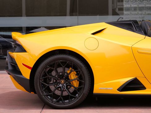 Used 2024 Lamborghini Huracan EVO AWD/4WD image 13