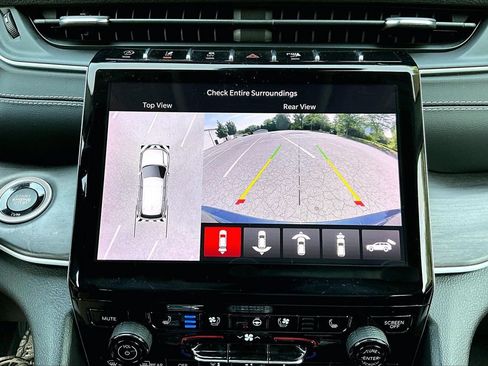 Certified 2023 Jeep Grand Cherokee Limited w/ Luxury Tech Group II AWD/4WD image 14