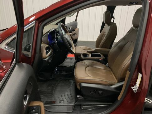 Used 2019 Chrysler Pacifica Limited w/ Advanced Safetytec Group image 38