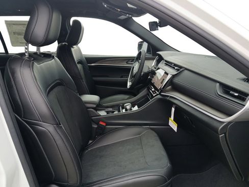 New 2026 Jeep Grand Cherokee Altitude image 24