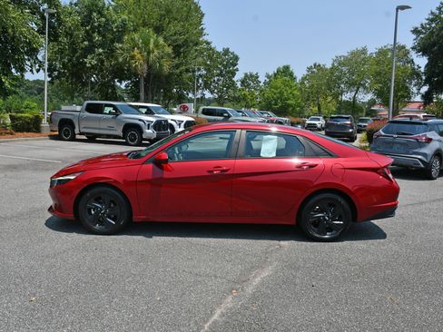 Used 2022 Hyundai Elantra SEL FWD image 2