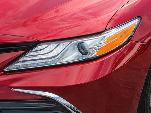 Used 2022 Toyota Camry XLE w/ Navigation Upgrade Package FWD image 5
