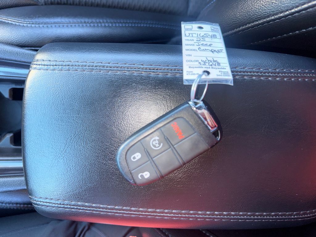 Used 2025 Jeep Compass Latitude AWD/4WD image 33
