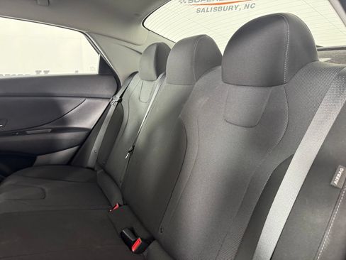 Used 2025 Hyundai Elantra SE FWD image 11