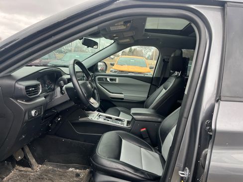 Used 2022 Ford Explorer XLT w/ Equipment Group 202A image 8