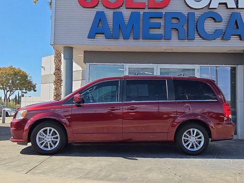 Used 2019 Dodge Grand Caravan SXT image 3