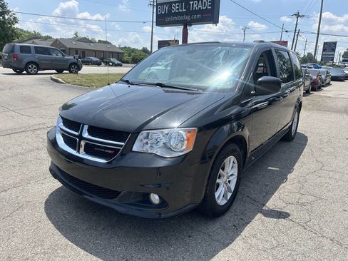 Used 2019 Dodge Grand Caravan SXT image 2