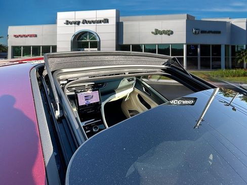 New 2025 Jeep Grand Cherokee Limited image 32