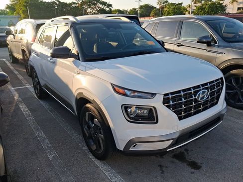 Used 2023 Hyundai Venue Limited FWD image 6