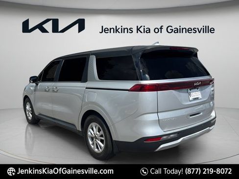 Used 2023 Kia Carnival LX FWD image 5