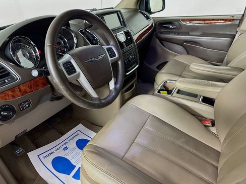 Used 2016 Chrysler Town & Country Touring w/ Driver Convenience Group FWD image 10