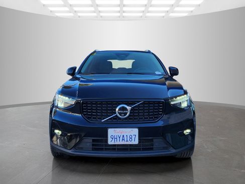 Used 2023 Volvo XC40 B4 Ultimate image 2