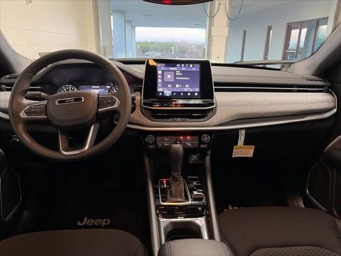 Used 2025 Jeep Compass Sport image 18