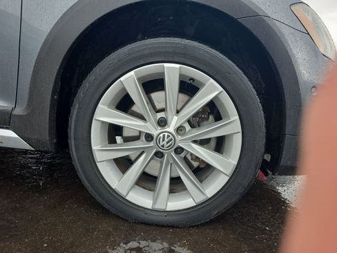 Used 2017 Volkswagen Golf Alltrack image 9