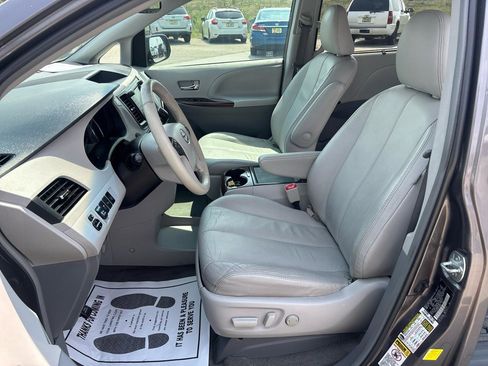 Used 2014 Toyota Sienna XLE w/ XLE Premium Package FWD image 16