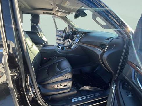 Used 2018 Cadillac Escalade ESV Luxury image 28