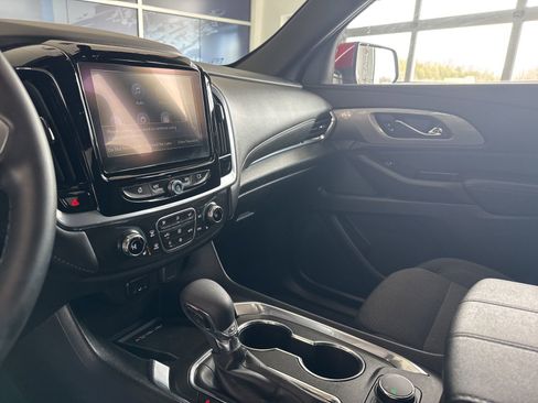 Used 2023 Chevrolet Traverse LT image 30
