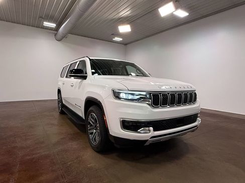 Used 2024 Jeep Wagoneer L Series II w/ Flexible Seating Group AWD/4WD image 30