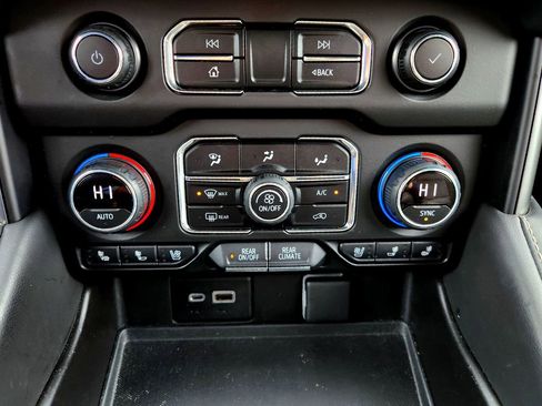 Used 2021 Chevrolet Suburban Premier image 23