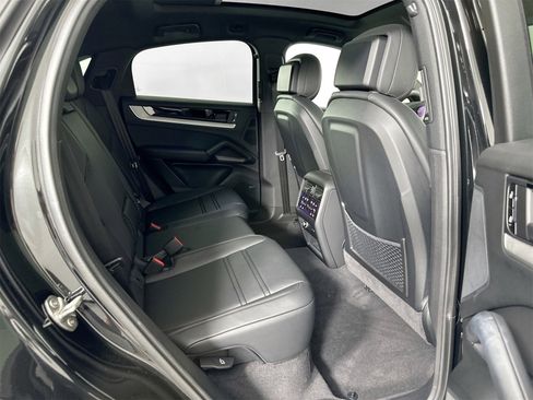 Certified 2025 Porsche Cayenne image 28