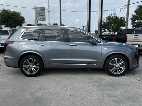 Used 2022 Cadillac XT6 Premium Luxury FWD image 3