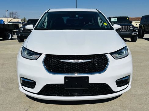 Used 2023 Chrysler Pacifica Touring-L image 34