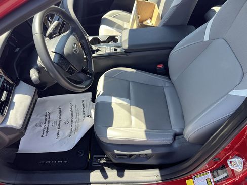 Used 2025 Toyota Camry SE w/ Convenience Package FWD image 16