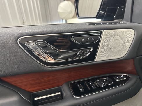 Used 2022 Lincoln Navigator Reserve image 12