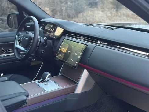 Used 2025 Land Rover Range Rover SE image 19