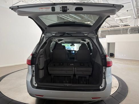 Used 2020 Toyota Sienna XLE w/ XLE Navigation Package FWD image 8