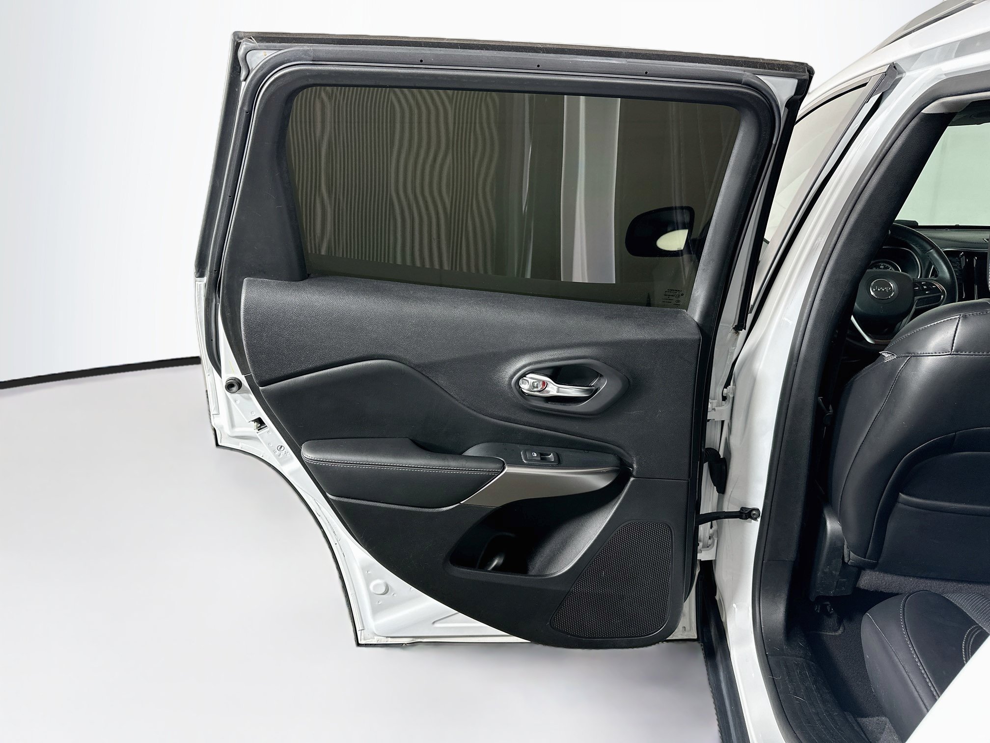 Used 2019 Jeep Cherokee Limited FWD image 24