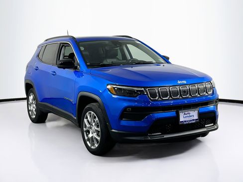 Used 2022 Jeep Compass Latitude w/ Sun and Sound Group AWD/4WD image 3