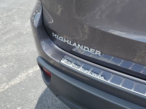 Used 2019 Toyota Highlander Plus FWD image 7