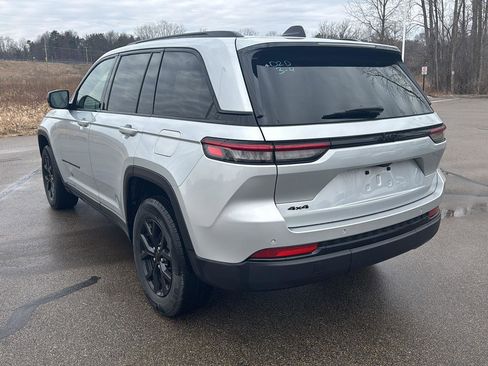 Used 2025 Jeep Grand Cherokee Altitude image 3