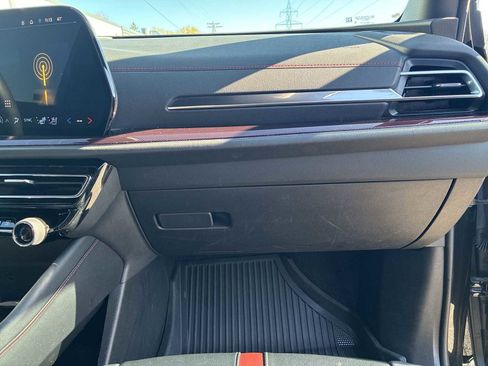 Used 2024 Chevrolet Traverse RS image 30