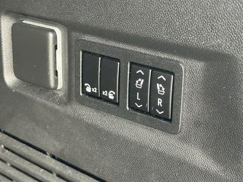 Used 2022 GMC Yukon SLT w/ SLT Premium Package image 10