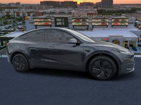 Used 2026 Tesla Model Y 2WD image 1